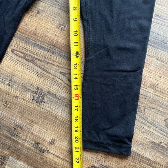 Lululemon Women's Black Cropped Leggings Size 4 GUC - Picture 5 of 9